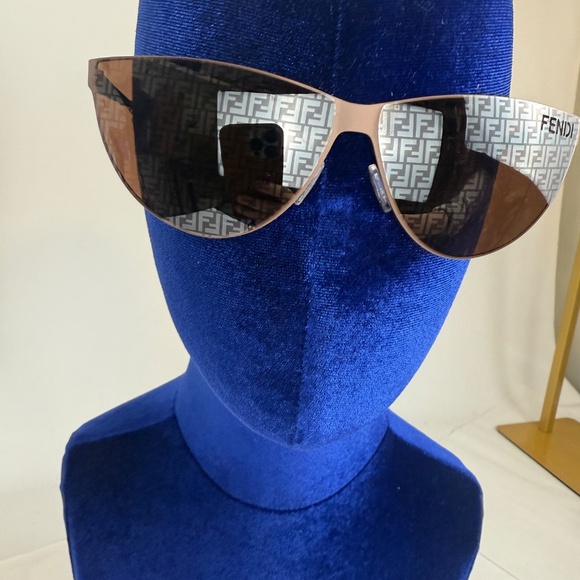 NWT FENDI CUT OUT SUNGLASSES WITH LOGO - Picture 5 of 6